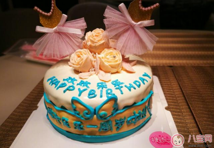 楊威雙胞胎女兒抓周選了什么 楊威雙胞胎女兒周歲生日萌照有哪些