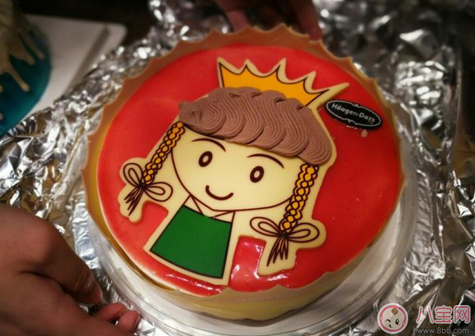 楊威雙胞胎女兒抓周選了什么 楊威雙胞胎女兒周歲生日萌照有哪些