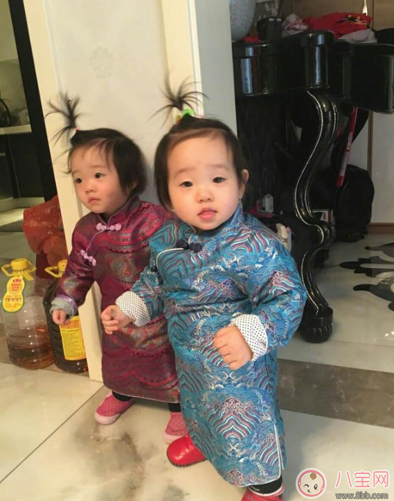楊威雙胞胎女兒抓周選了什么 楊威雙胞胎女兒周歲生日萌照有哪些