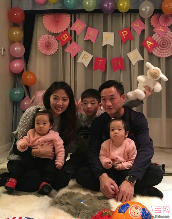 楊威雙胞胎女兒抓周選了什么 楊威雙胞胎女兒周歲生日萌照有哪些