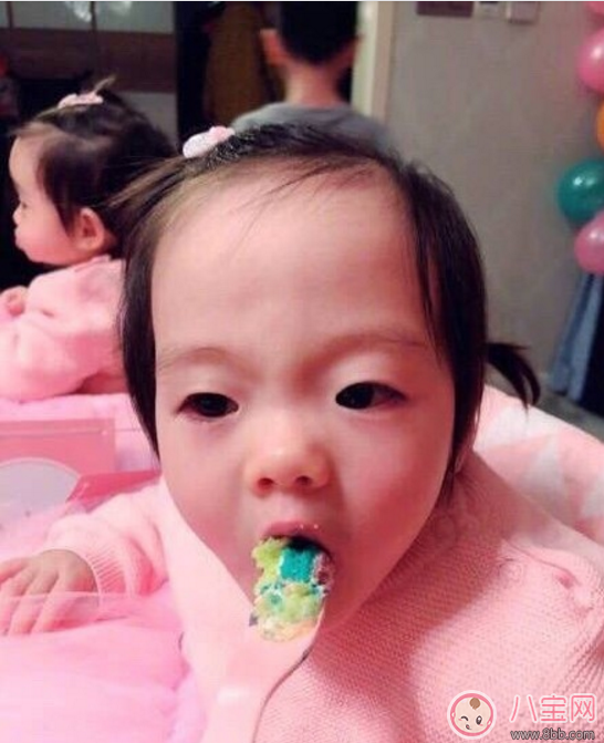 楊威雙胞胎女兒抓周選了什么 楊威雙胞胎女兒周歲生日萌照有哪些