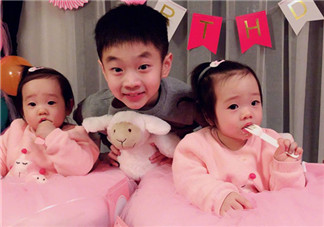 楊威雙胞胎女兒抓周選了什么 楊威雙胞胎女兒周歲生日萌照有哪些