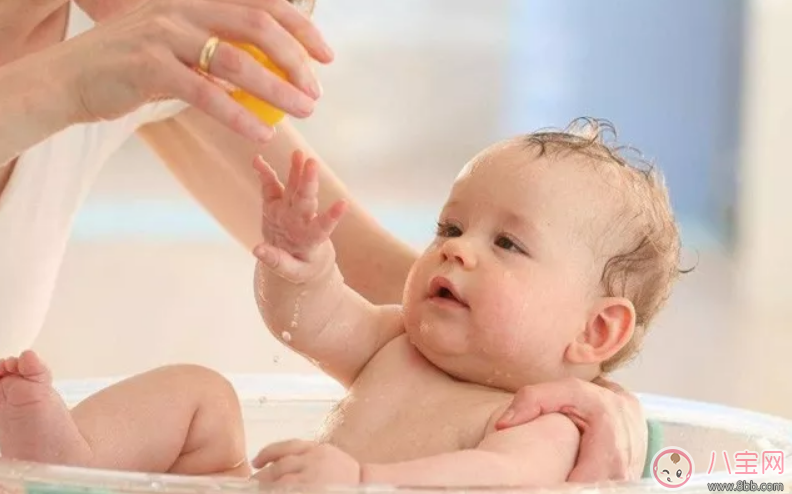 愛洗澡的寶寶突然怕水怎么辦 寶寶洗澡老是哭如何安撫