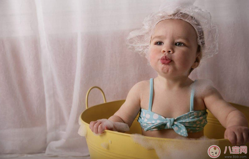 愛洗澡的寶寶突然怕水怎么辦 寶寶洗澡老是哭如何安撫