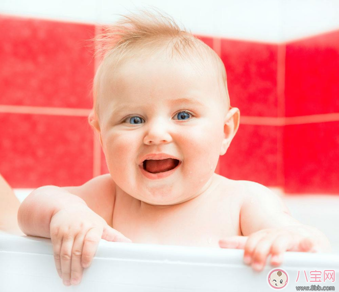 愛洗澡的寶寶突然怕水怎么辦 寶寶洗澡老是哭如何安撫
