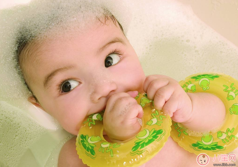愛洗澡的寶寶突然怕水怎么辦 寶寶洗澡老是哭如何安撫
