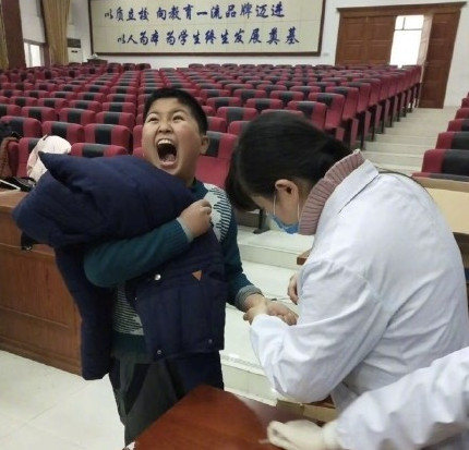 小孩打針的表情包 隔著屏幕都感受到扎心了
