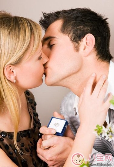 怎樣讓第一次性愛(ài)感到愉快 第一次和女朋友做愛(ài)是什么體驗(yàn)