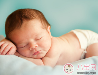 新生兒睡覺哼哼唧唧正常嗎 寶寶睡覺哼哼唧唧怎么辦