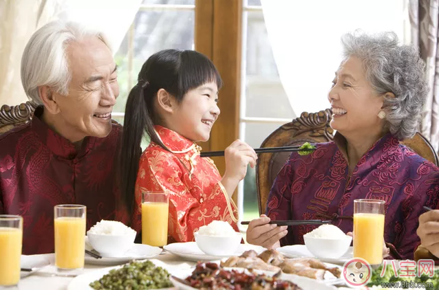 怎么培養孩子的餐桌禮儀 孩子過年吃飯禮數不到位怎么辦 怎么培養孩子的餐桌禮儀 孩子過年吃飯禮數不到位怎么辦