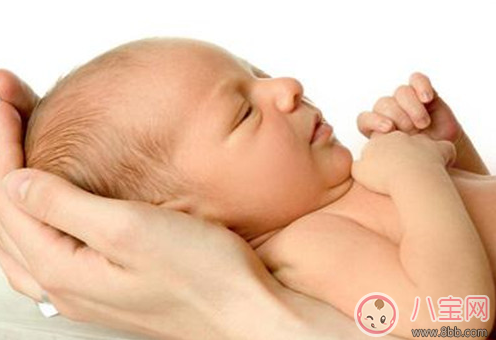 新生兒什么時(shí)候能看見東西 新生兒多久會(huì)認(rèn)識(shí)媽媽