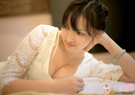 女人的胸部摸起來到底有多軟 親吻女人胸部是什么感覺