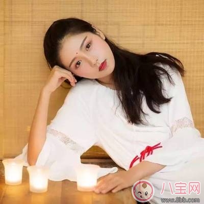女人喜歡摸男人胸是怎么回事 女人也會摸自己的胸或者閨蜜的胸嗎