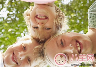 笑得越早的嬰兒越聰明嗎 寶寶笑的早說明什么 笑得越早的嬰兒越聰明嗎 寶寶笑的早說明什么