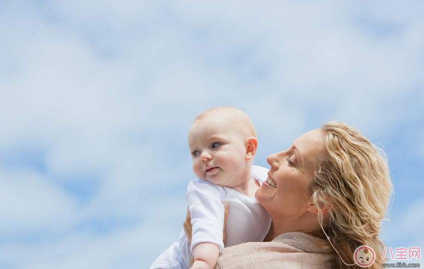 剛生下來的嬰兒怎么抱 抱新生兒需注意哪些問題