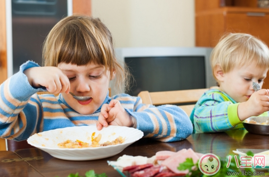 寶寶吃輔食過敏的癥狀 寶寶輔食過敏怎么辦