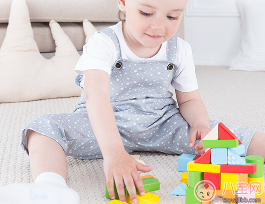促進智力發(fā)育的玩具怎么選 適合一歲寶寶智力發(fā)育的玩具有哪些