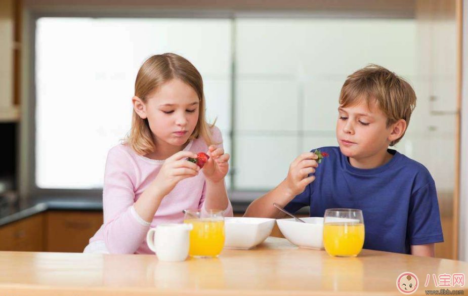 怎么讓孩子乖乖坐在桌上吃飯 孩子的餐桌禮儀怎么培養