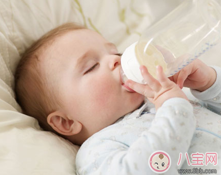 寶寶總是嗆奶怎么辦 預(yù)防寶寶嗆奶與應(yīng)急處理