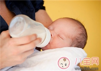 寶寶總是嗆奶怎么辦 預(yù)防寶寶嗆奶與應(yīng)急處理