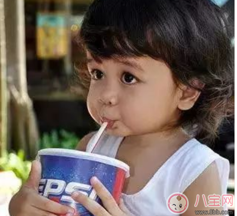 小孩喝碳酸飲料牙齒會(huì)溶解嗎 喝碳酸飲料對(duì)牙齒的危害