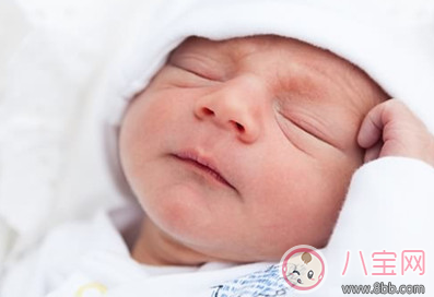 新生兒睡覺容易醒正常嗎 新生兒睡眠淺怎么辦 新生兒睡覺容易醒正常嗎 新生兒睡眠淺怎么辦