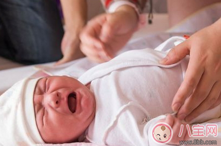 新生兒哭鬧不睡覺怎么回事 新生兒愛哭怎么安撫