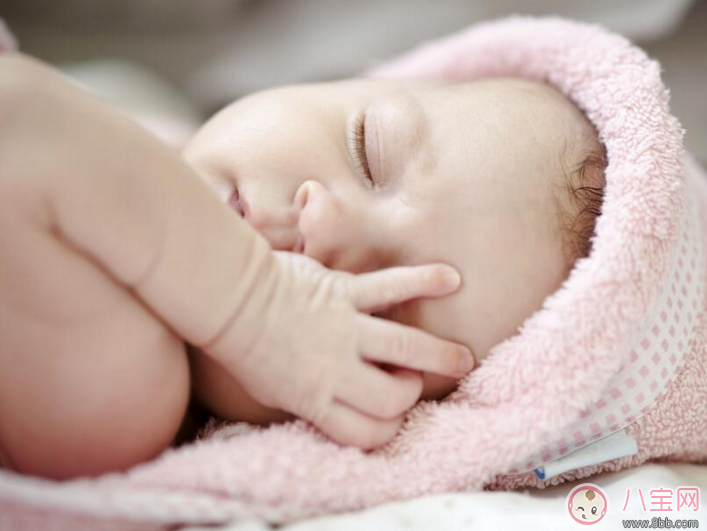 新生兒鼻塞正常嗎 新生兒鼻塞要不要吃藥 