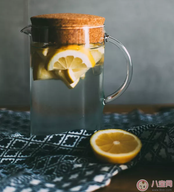 哺乳期能喝檸檬水嗎 檸檬水可以凈化母乳嗎 哺乳期能喝檸檬水嗎 檸檬水可以凈化母乳嗎