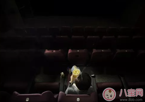 看電影抖腳被拘留什么情況 為什么愛抖腿也會被拘留