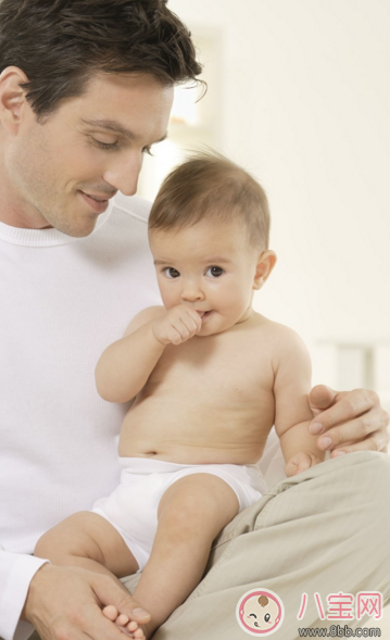 新生兒尿色發紅正常嗎 寶寶尿色發紅怎么回事