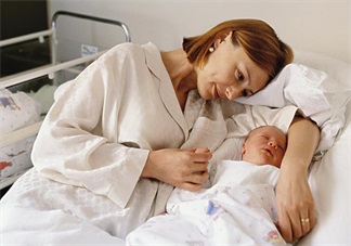 坐月子的時(shí)候可以洗頭嗎 生完孩子后應(yīng)該怎么坐月子