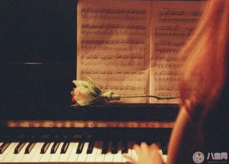 彈鋼琴?gòu)棔?huì)導(dǎo)致近視是真的嗎 為什么練鋼琴的孩子多數(shù)都近視
