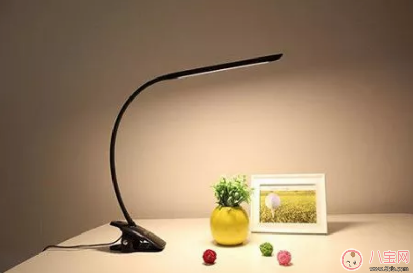 彈鋼琴?gòu)棔?huì)導(dǎo)致近視是真的嗎 為什么練鋼琴的孩子多數(shù)都近視