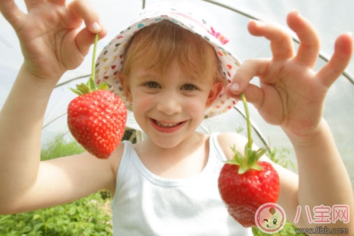 帶孩子摘草莓怎么發朋友圈 帶孩子摘草莓曬圖心情說說