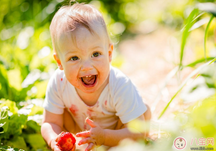 帶孩子摘草莓怎么發朋友圈 帶孩子摘草莓曬圖心情說說