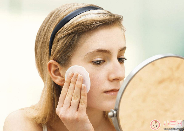 卸妝油和卸妝水潔面乳哪個(gè)好 如何選擇適合自己的潔面產(chǎn)品