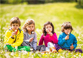 帶孩子們春游玩曬圖說說 和孩子春游曬照句子說說朋友圈