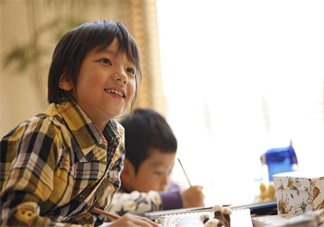 孩子吃飯做事很拖拉長大就會好嗎 孩子的拖拉的行為應該怎么幫他糾正