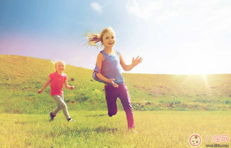 和孩子一起跑步曬圖心情說說 與孩子一起跑步的句子說說朋友圈