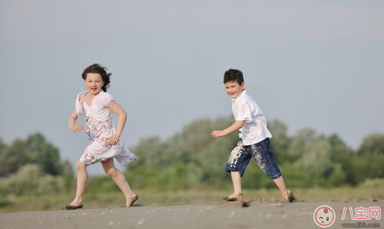 和孩子一起跑步曬圖心情說說 與孩子一起跑步的句子說說朋友圈