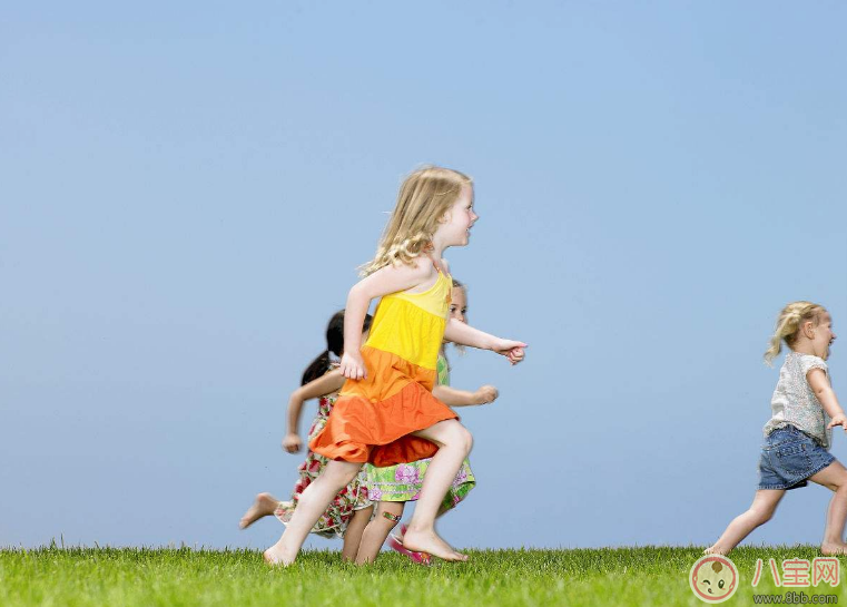 和孩子一起跑步曬圖心情說說 與孩子一起跑步的句子說說朋友圈