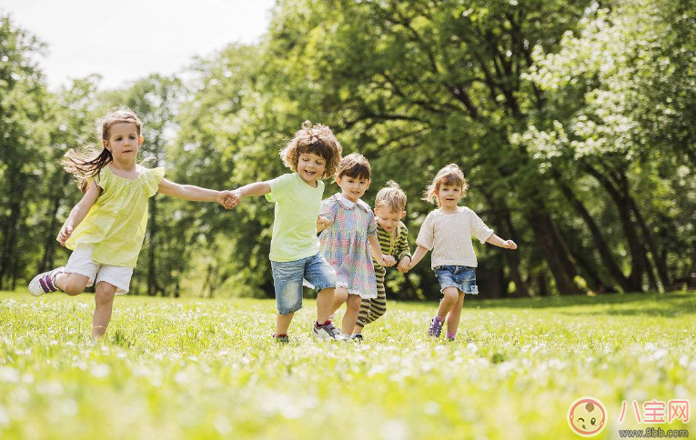 早晨和孩子一起散步怎么寫說說 早上和孩子散步的心情感慨朋友圈