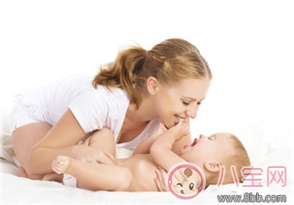 寶寶總是抓耳搖頭怎么回事 寶寶經常抓耳搖頭正常嗎 寶寶總是抓耳搖頭怎么回事 寶寶經常抓耳搖頭正常嗎