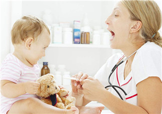 如何區(qū)分小兒扁桃體發(fā)炎是細菌性還是病毒性 孩子喉嚨痛是病毒感染還是細菌感染