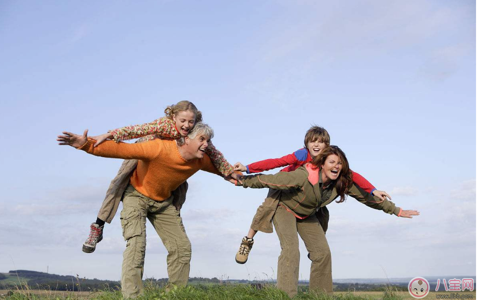 夸老公帶孩子的短語句子 夸爸爸陪伴孩子的說說心情短語