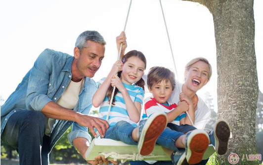 孩子蕩秋千心情短語 描寫孩子蕩秋千的唯美句子