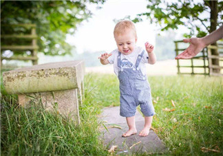 寶寶會走路了高興的寄語說說 感嘆寶寶會走路開心的心情說說