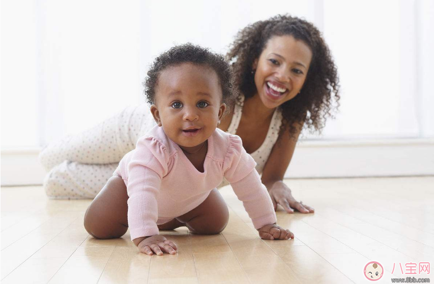 小寶寶一般什么時候會爬 如何幫助嬰兒爬行