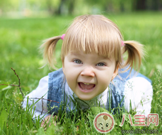 春天孩子手涼要多穿嗎 春天寶寶穿衣指南